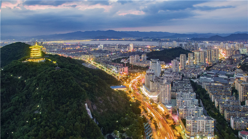 臺(tái)州新春第一會(huì)，3位企業(yè)家坐主席臺(tái)，書記到臺(tái)前為他們頒獎(jiǎng)