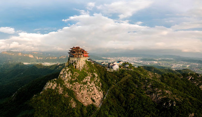 浙江臺州溫嶺市的樓旗尖,是當?shù)氐貥诵越ㄖ?被稱為小布達拉宮。當天爬到山頂,無人機頻頻被鷹騷擾,差點被叼走,還好有驚無險,可惜還是錯過了最美的朝霞。